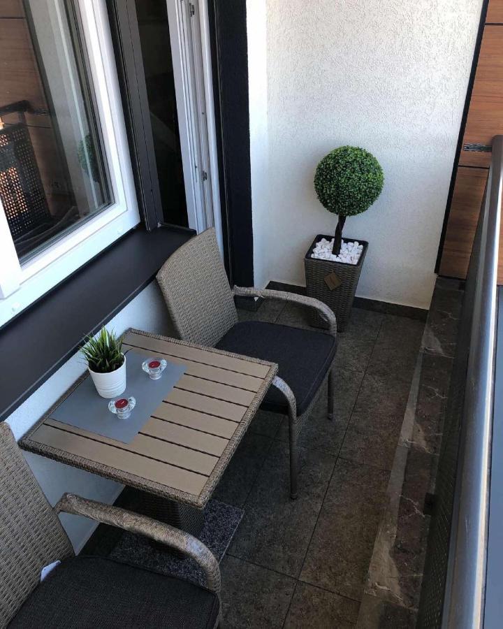 Lux Apartman 33 Kragujevac Buitenkant foto