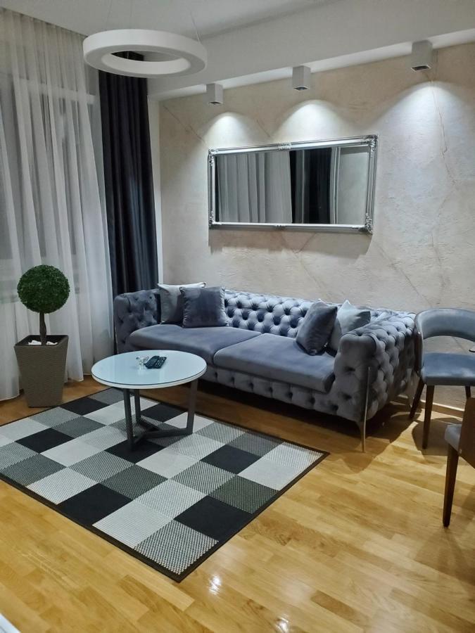 Lux Apartman 33 Kragujevac Buitenkant foto